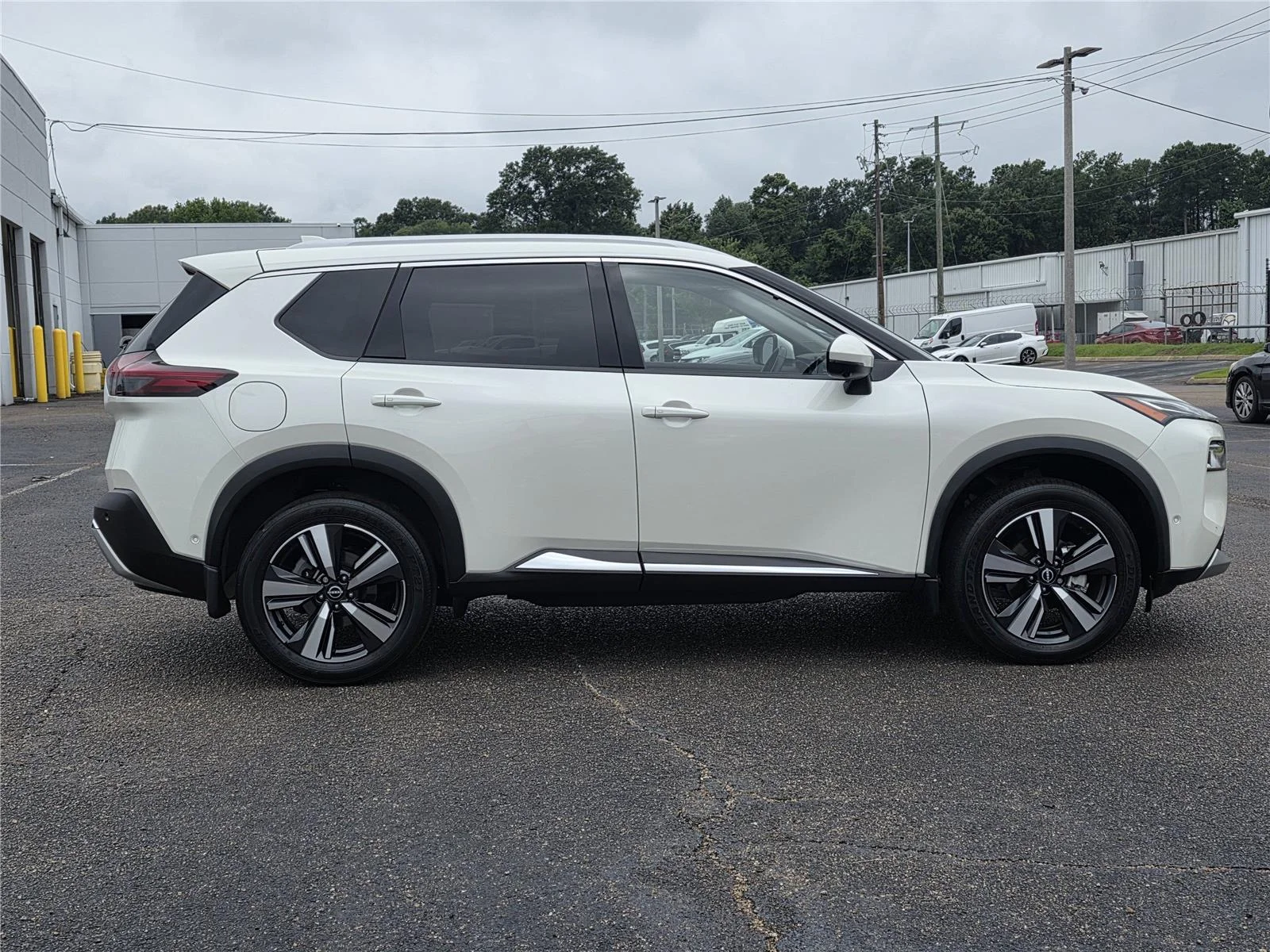 Used 2023 Pearl White Tricoat Nissan Platinum image 4