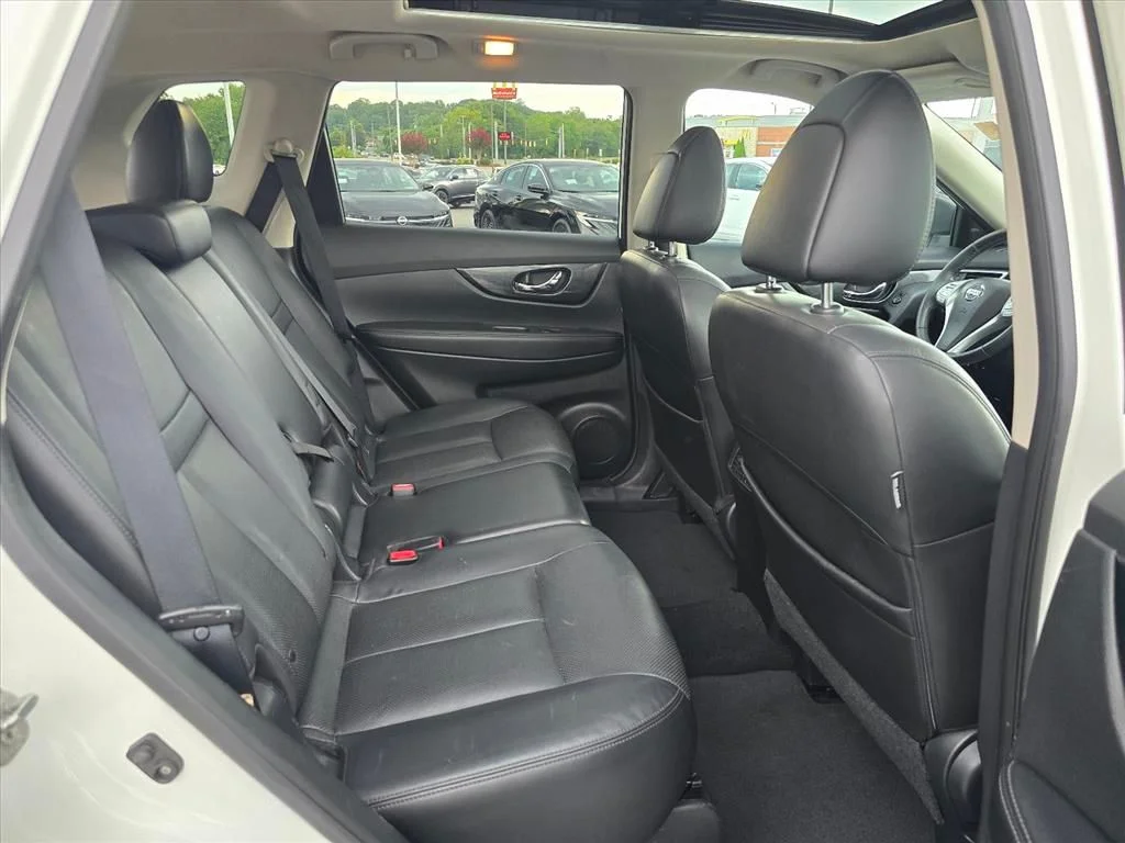 Used 2015 White Nissan SL image 14
