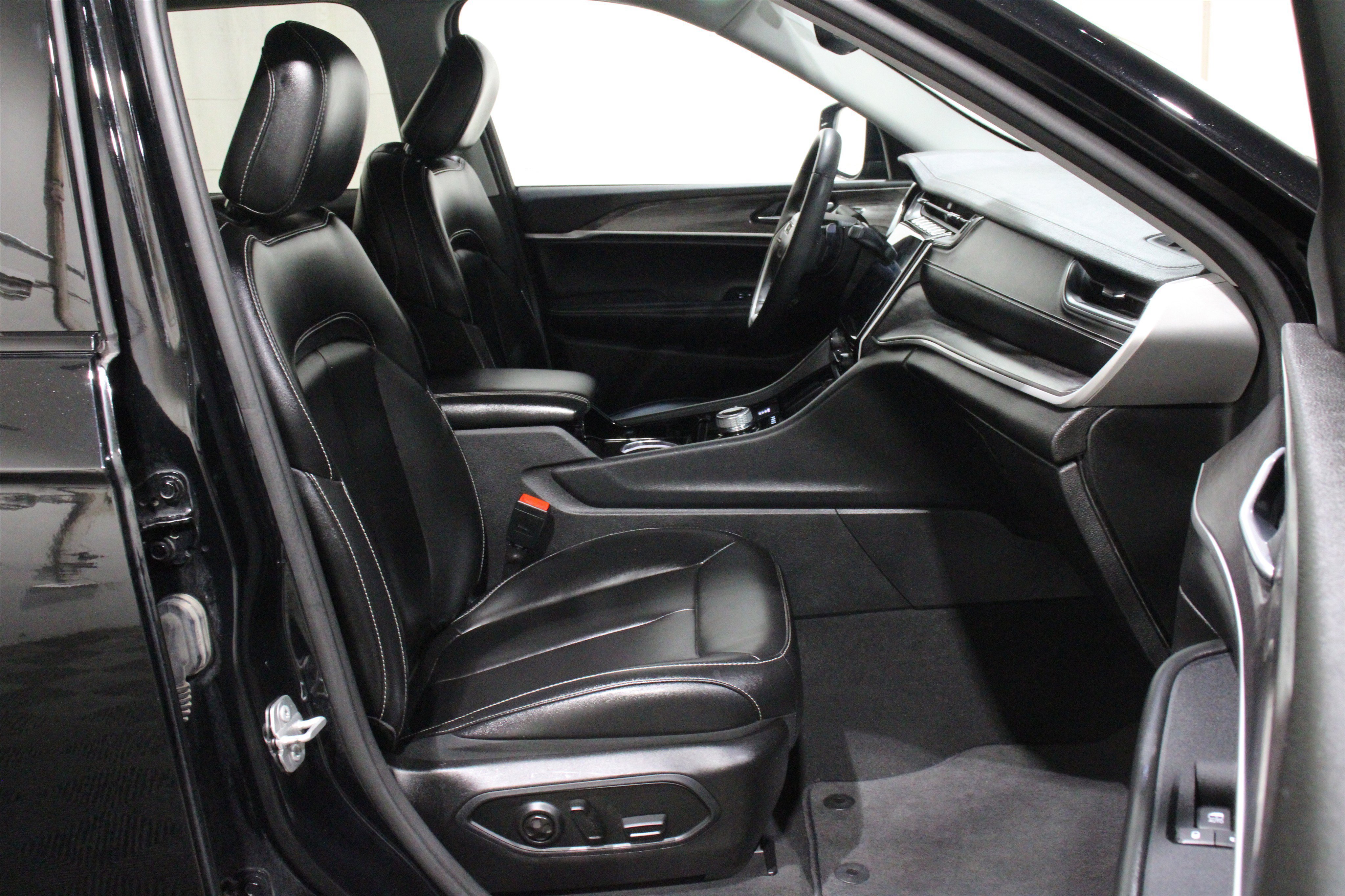 Used 2023 Diamond Black Crystal Pearlcoat Jeep Limited image 26