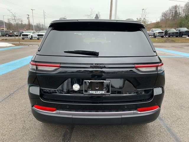 New 2026 Diamond Black Crystal Pearl-Coat Exterior Paint Jeep Altitude image 4