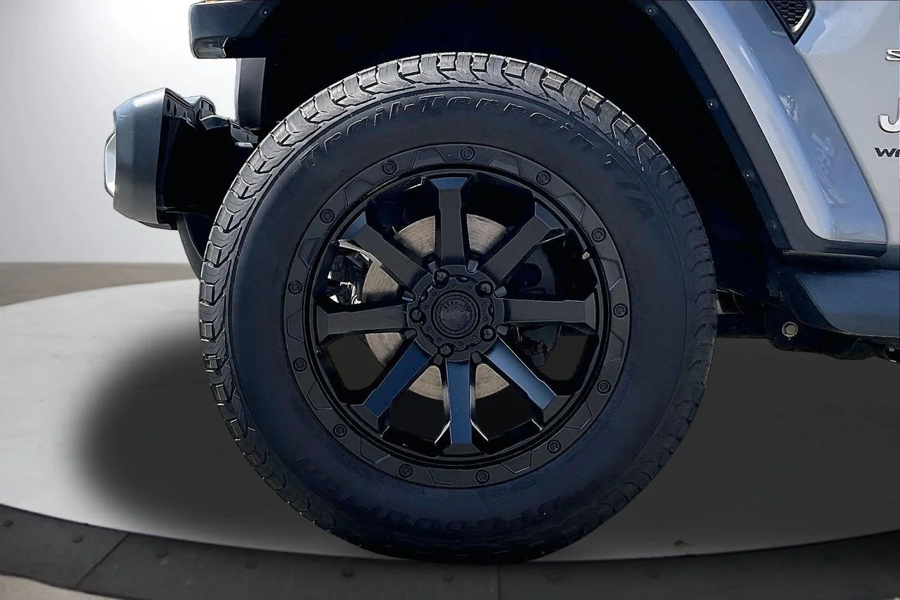 Certified Used 2018 Silver Jeep Sahara image 33
