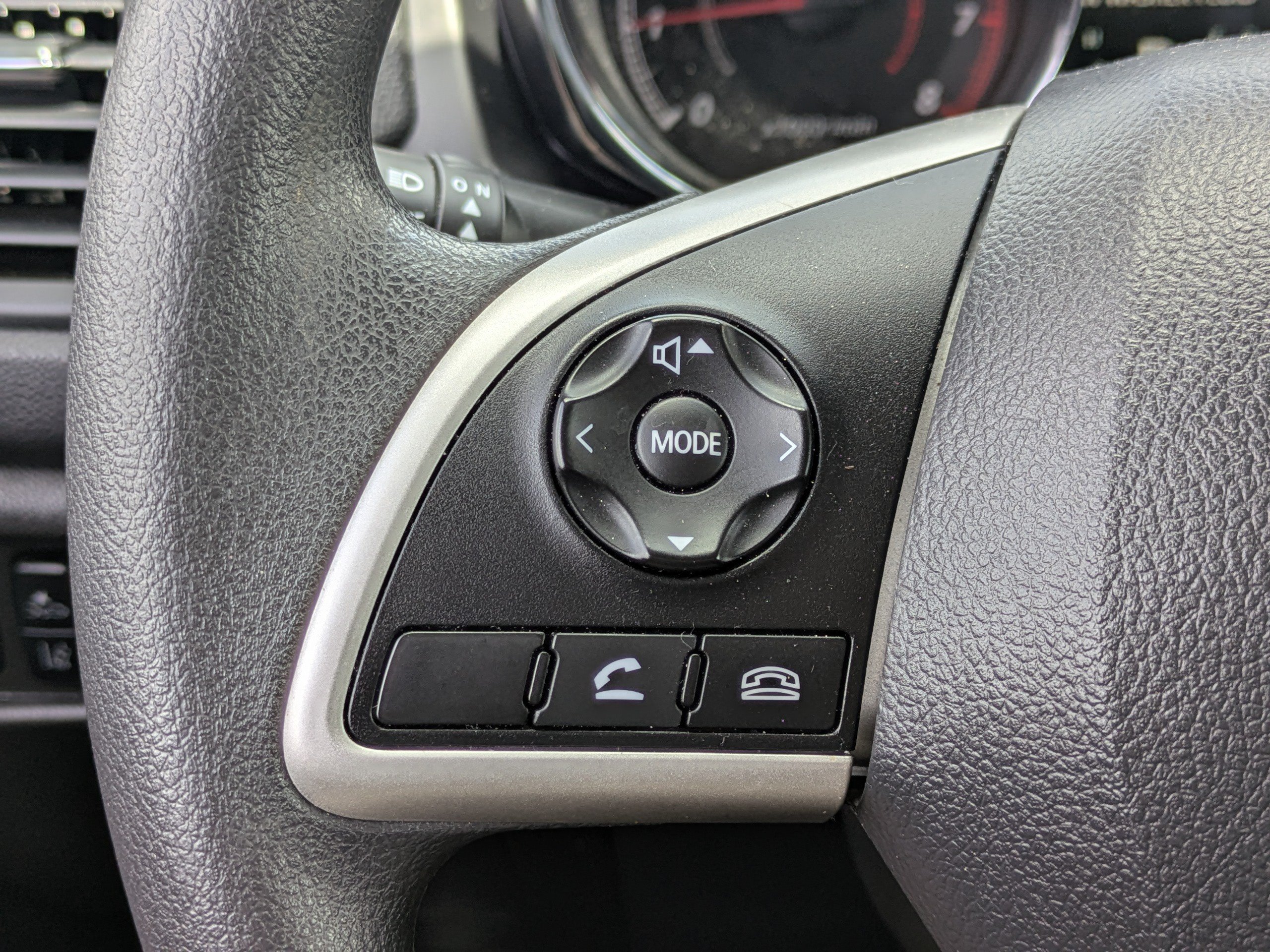 Used 2025 Silver Mitsubishi LE image 21