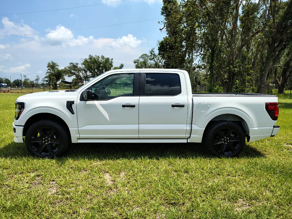 New 2026 Oxford White Ford STX CREW 4X4 LOBO image 2