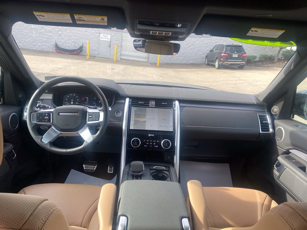 Used 2025  Land Rover Dynamic SE image 12