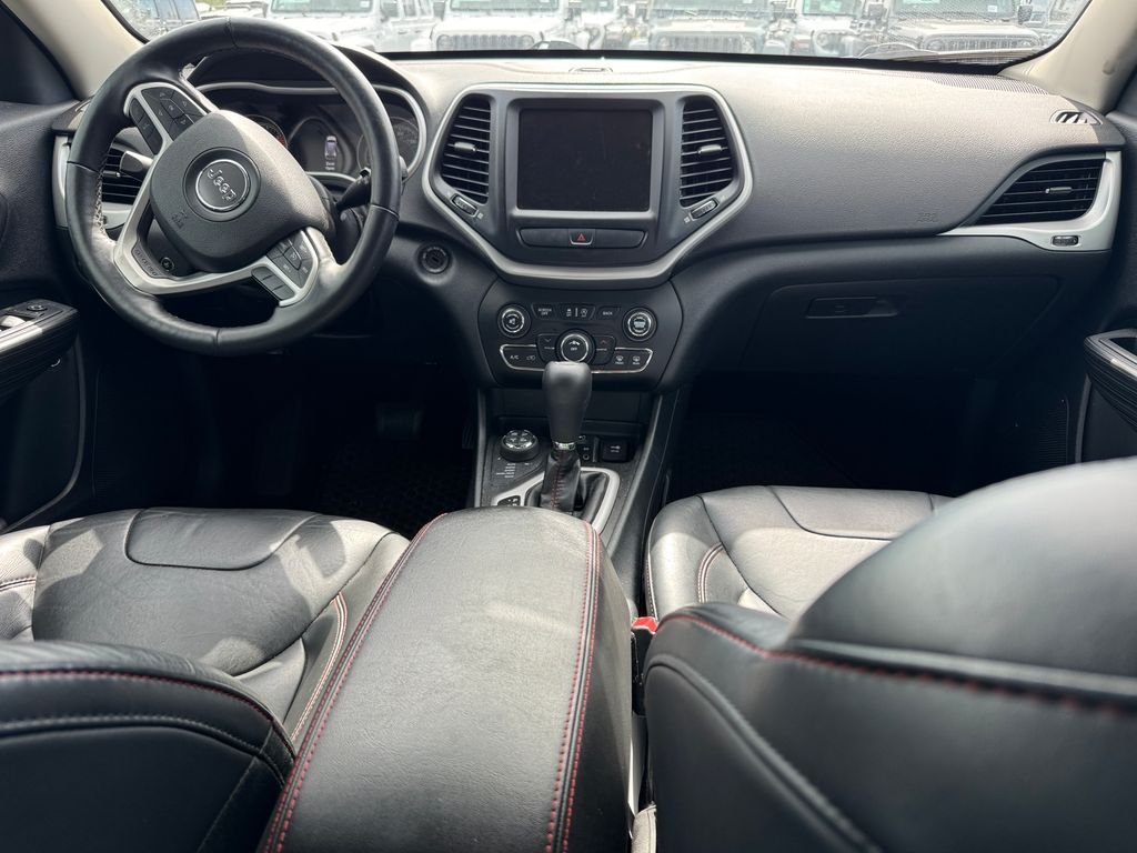 Used 2016 Gray Jeep Trailhawk image 4