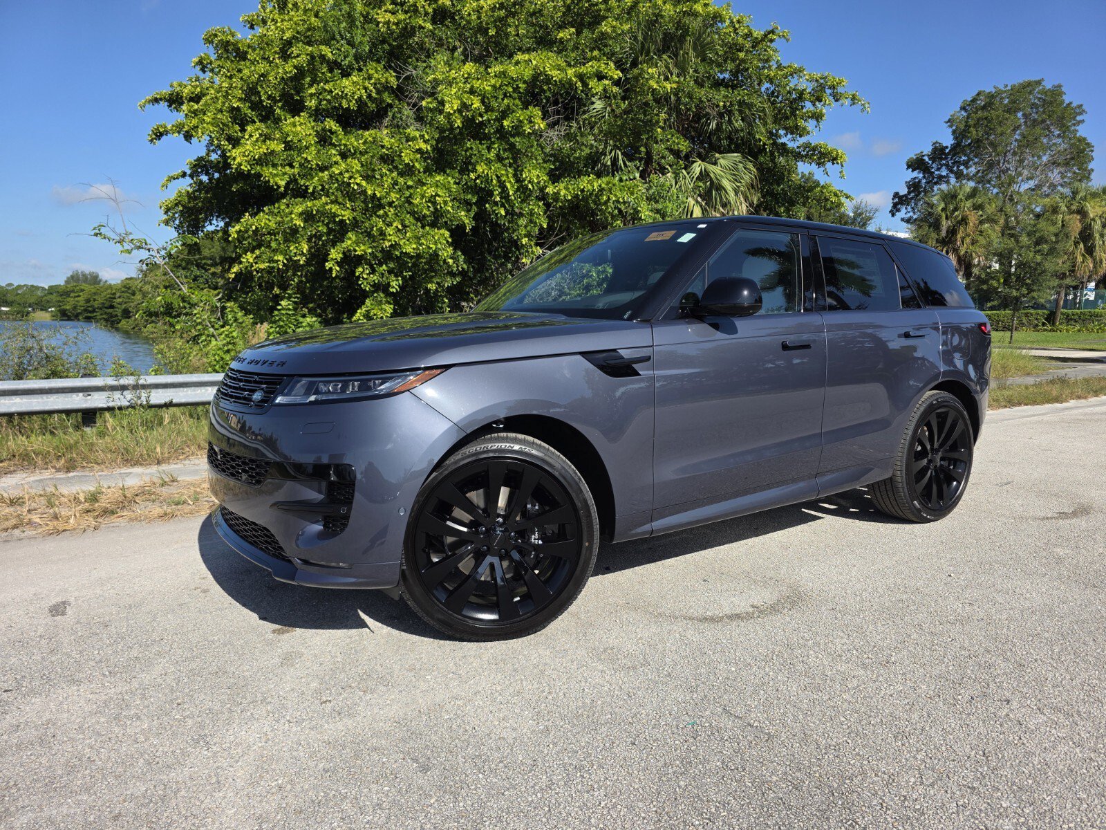 New 2026 Varesine Blue Land Rover P460e Dynamic SE PHEV image 1