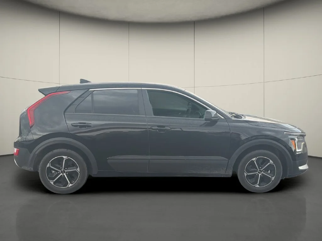 Used 2025 Black Kia LX image 8