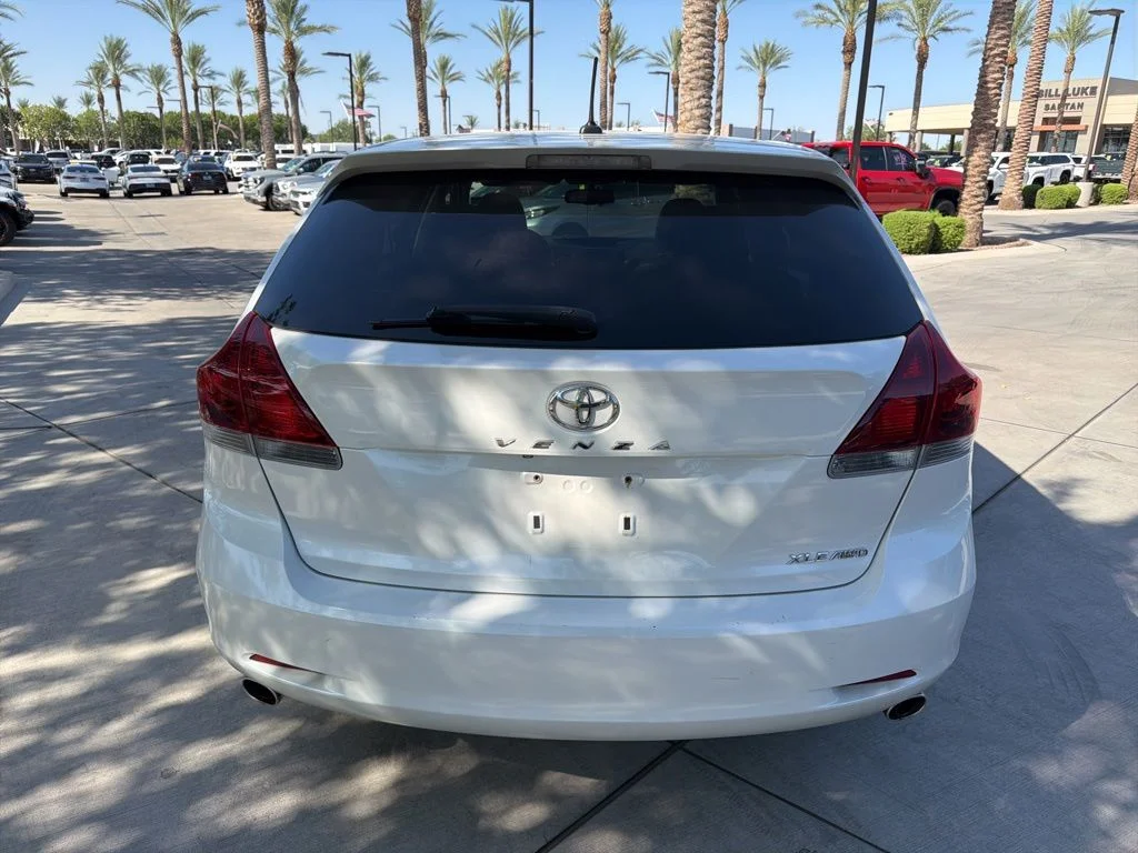 Used 2013 White Toyota XLE image 3