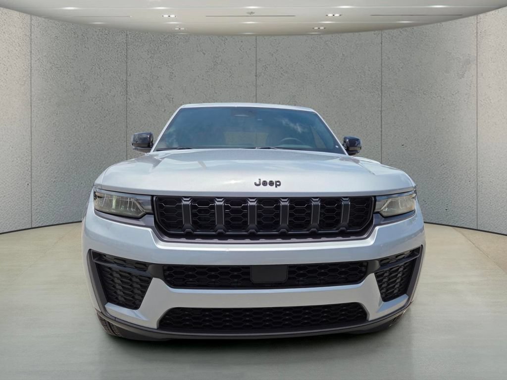 New 2026 Silver Zynith Exterior Paint Jeep Laredo Altitude image 12