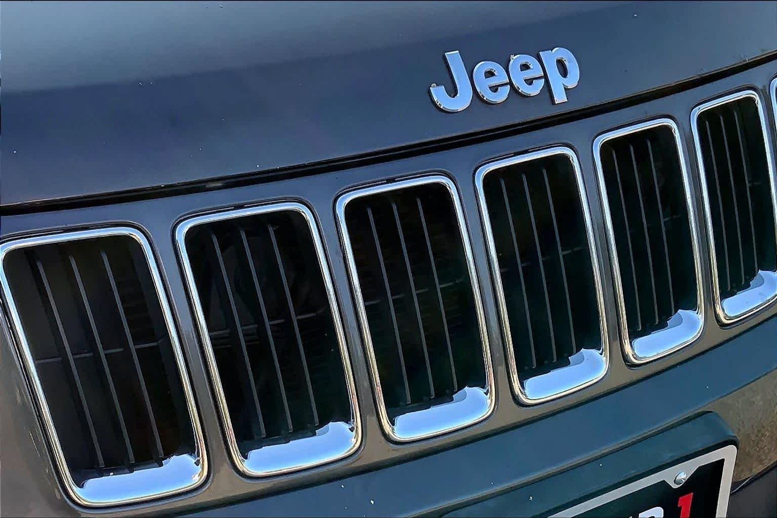 Used 2015 Granite Crystal Met. Clear Coat Jeep Limited image 30