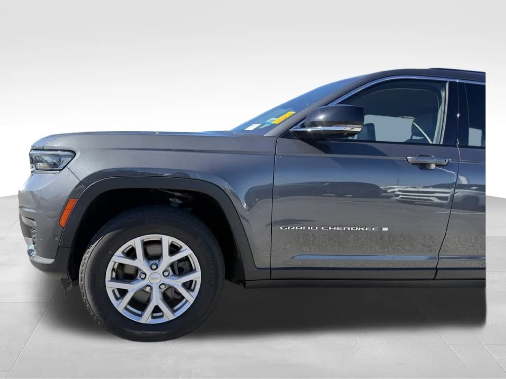 Used 2022 Gray Jeep Limited image 19
