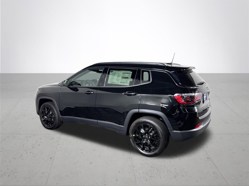 New 2026 Diamond Black Crystal Pearlcoat Jeep Latitude image 8