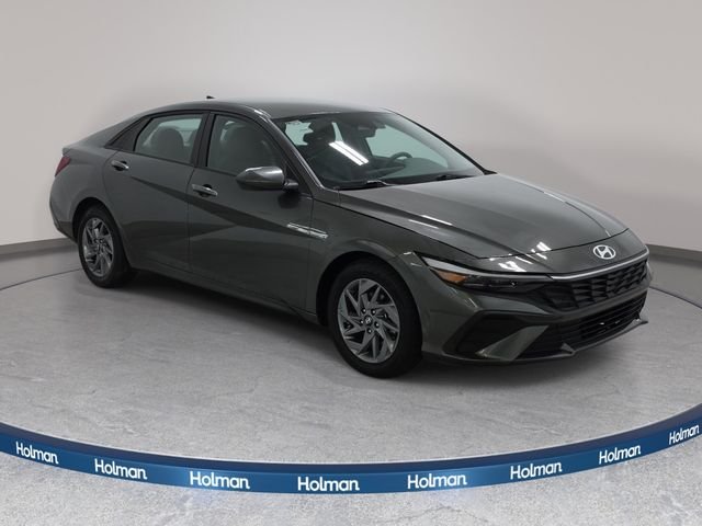 Used 2024 Gray Hyundai SEL image 4