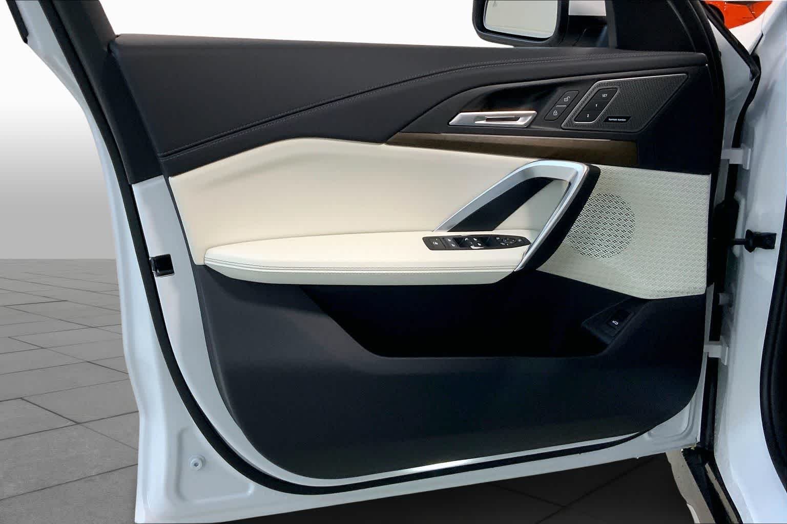 New 2026 Mineral White Metallic BMW xDrive28i image 10