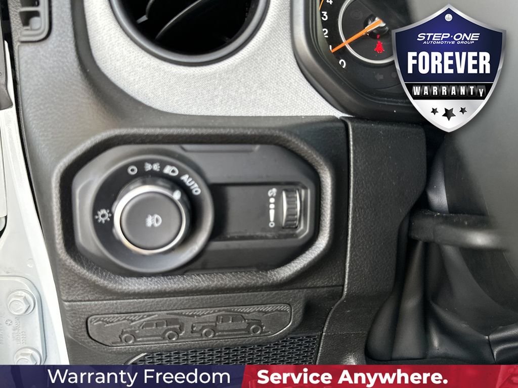 Used 2025 White Jeep Sport S image 18