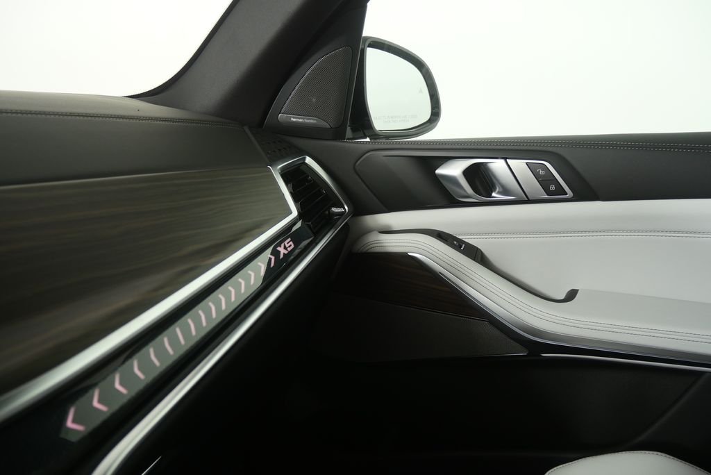 New 2026 Alpine White BMW sDrive40i image 24