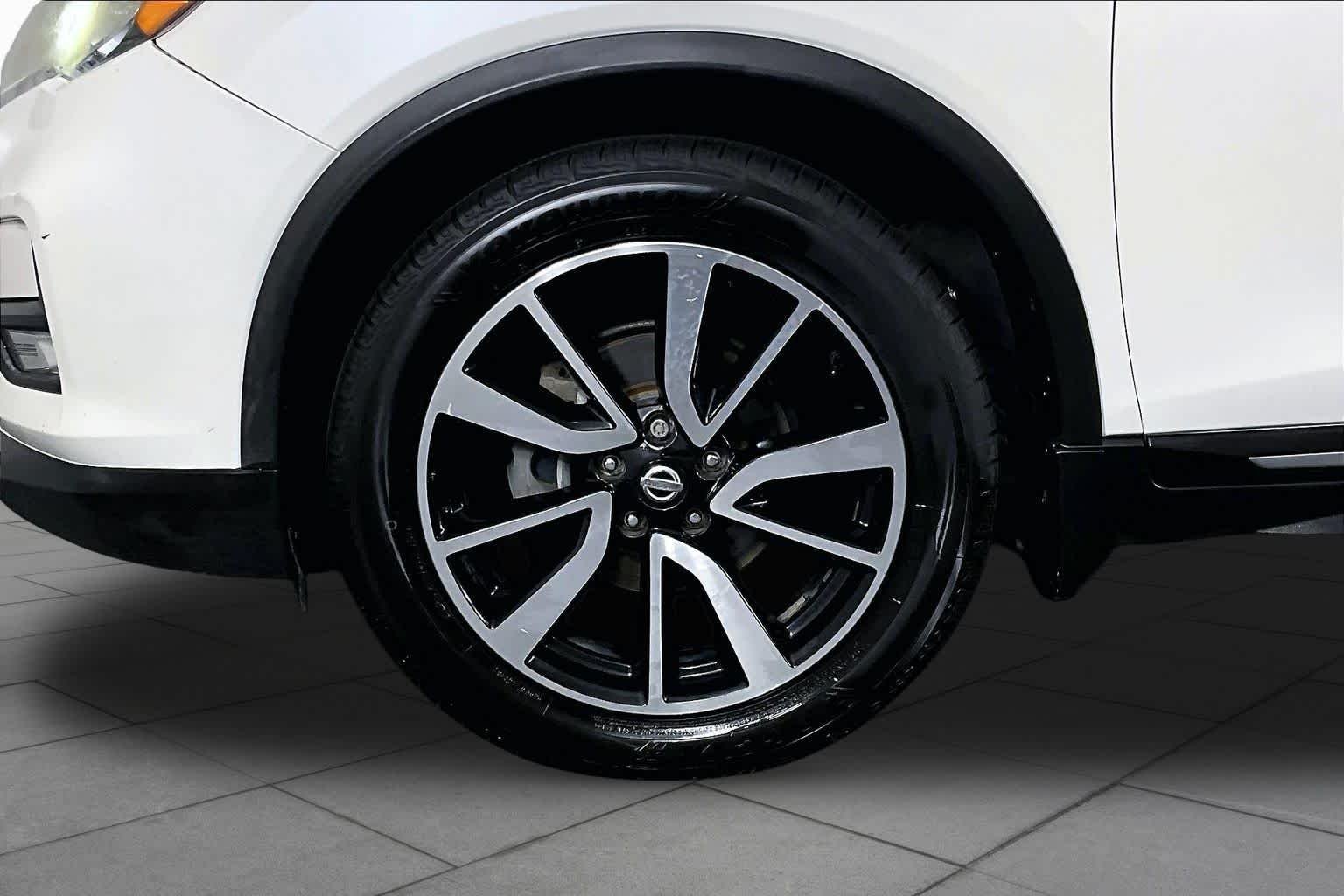 Used 2018 Pearl White Nissan SL image 10