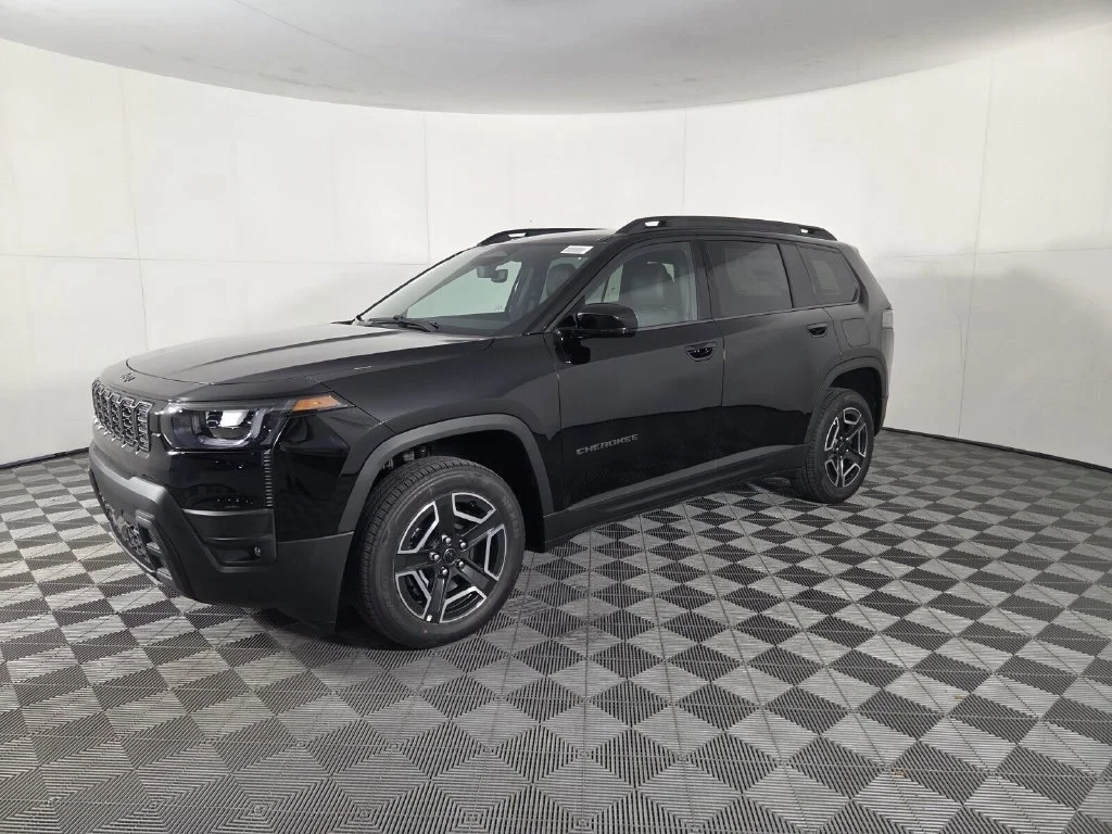 New 2026 Diamond Black Crystal Pearl-Coat Exterior Paint Jeep Limited image 4