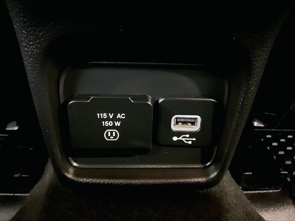 Used 2018 White Jeep Latitude image 28