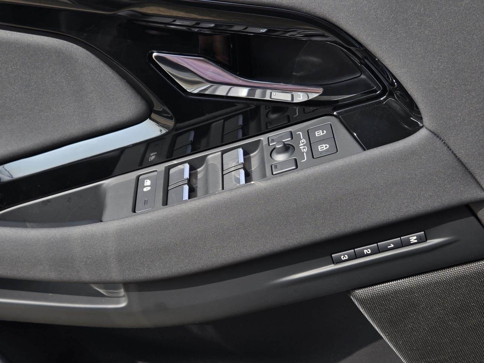 New 2026 Seoul Pearl Silver Land Rover Core S image 18