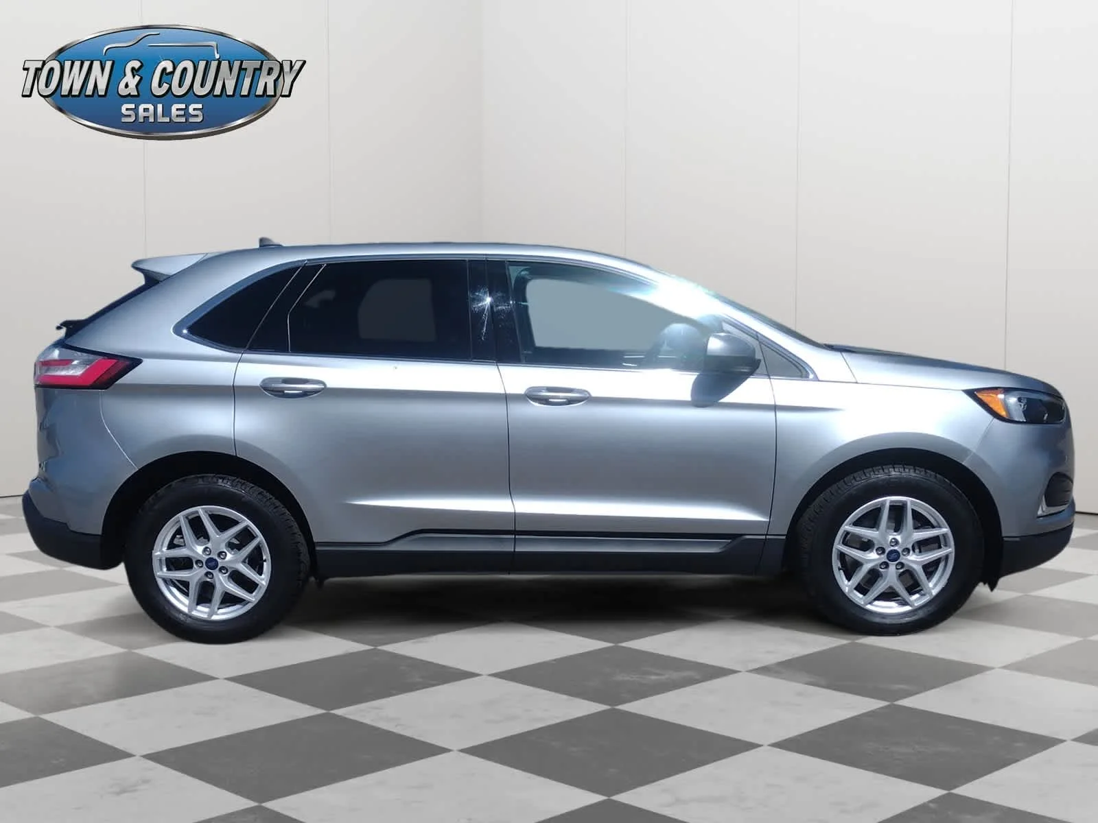 Used 2022 Iconic Silver Metallic Ford SEL image 8