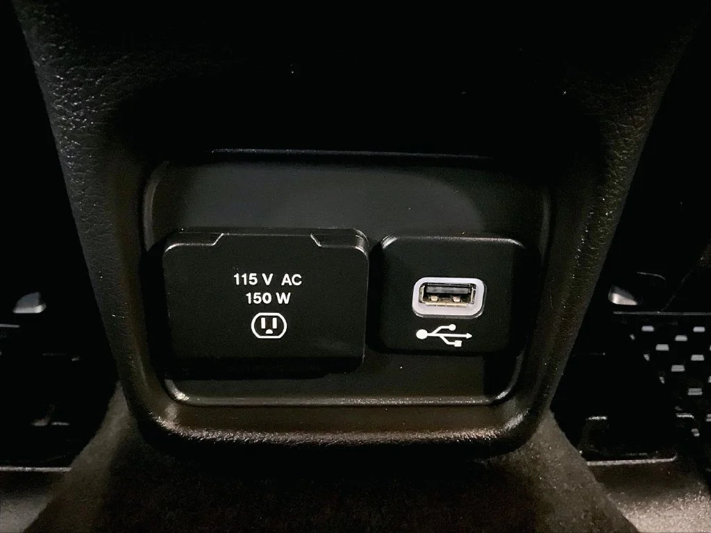 Used 2018 White Jeep Latitude image 28
