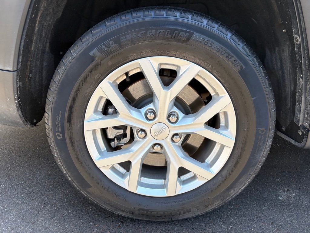 Used 2023 White/off-white Jeep Limited image 6