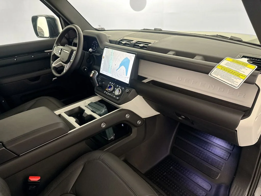 New 2026 Santorini Black Land Rover X-Dynamic SE image 28