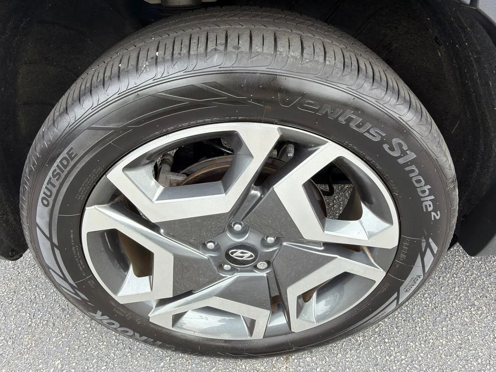 Used 2024 White Hyundai SEL image 17
