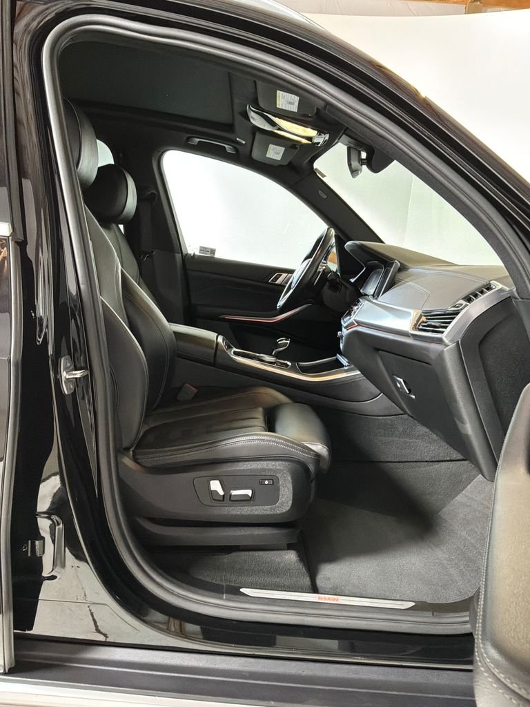 Used 2022 Black BMW xDrive40i image 14