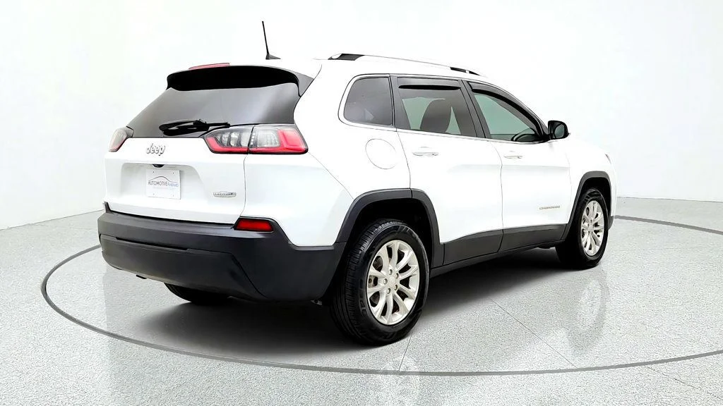 Used 2019 Bright White Clearcoat Jeep Latitude FWD image 5