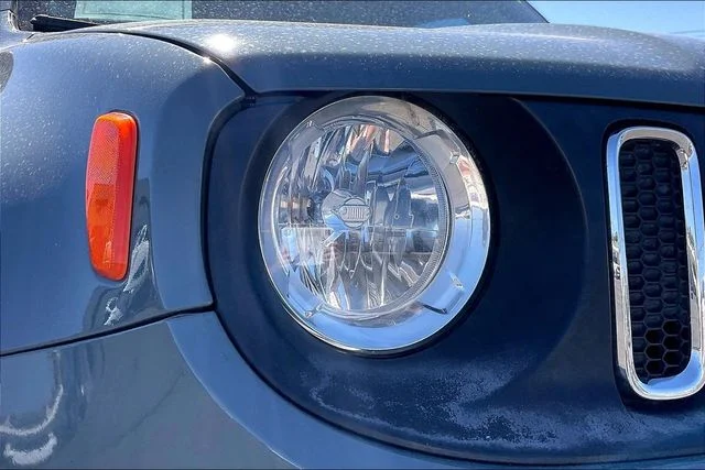 Used 2018 Gray Jeep Latitude image 32