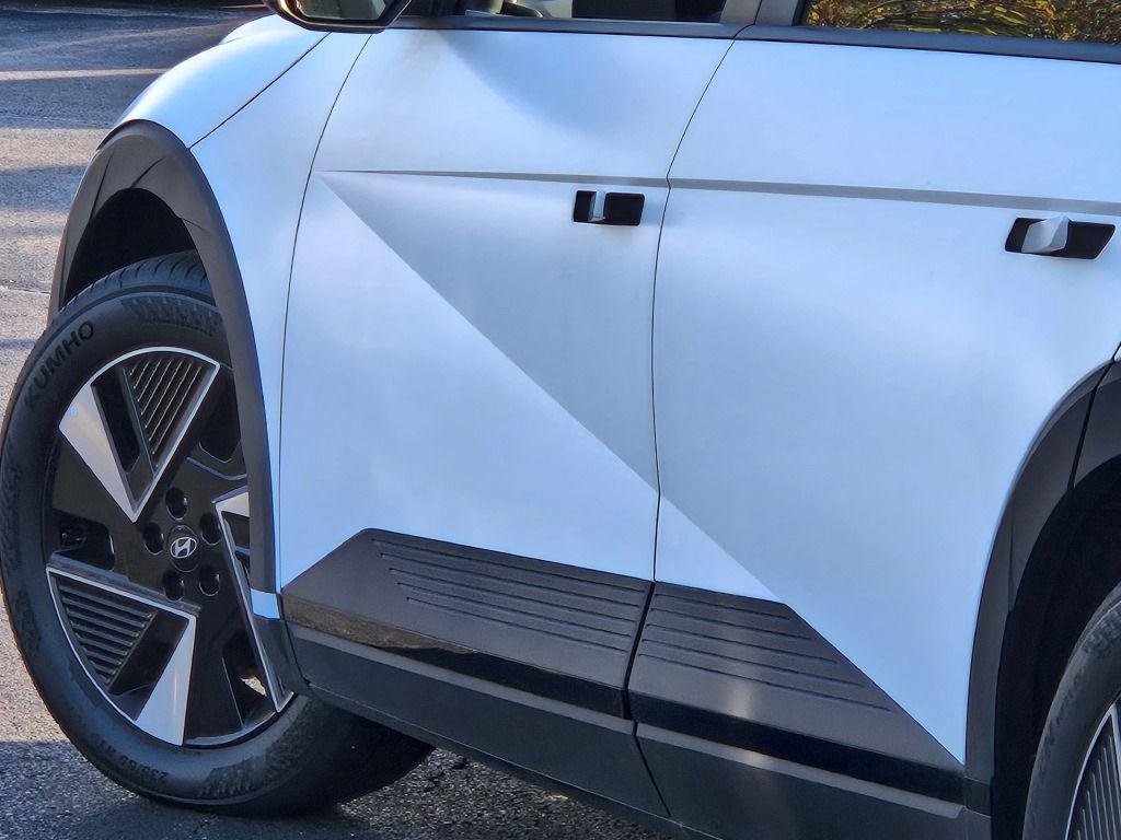 New 2025 White Hyundai SEL image 18