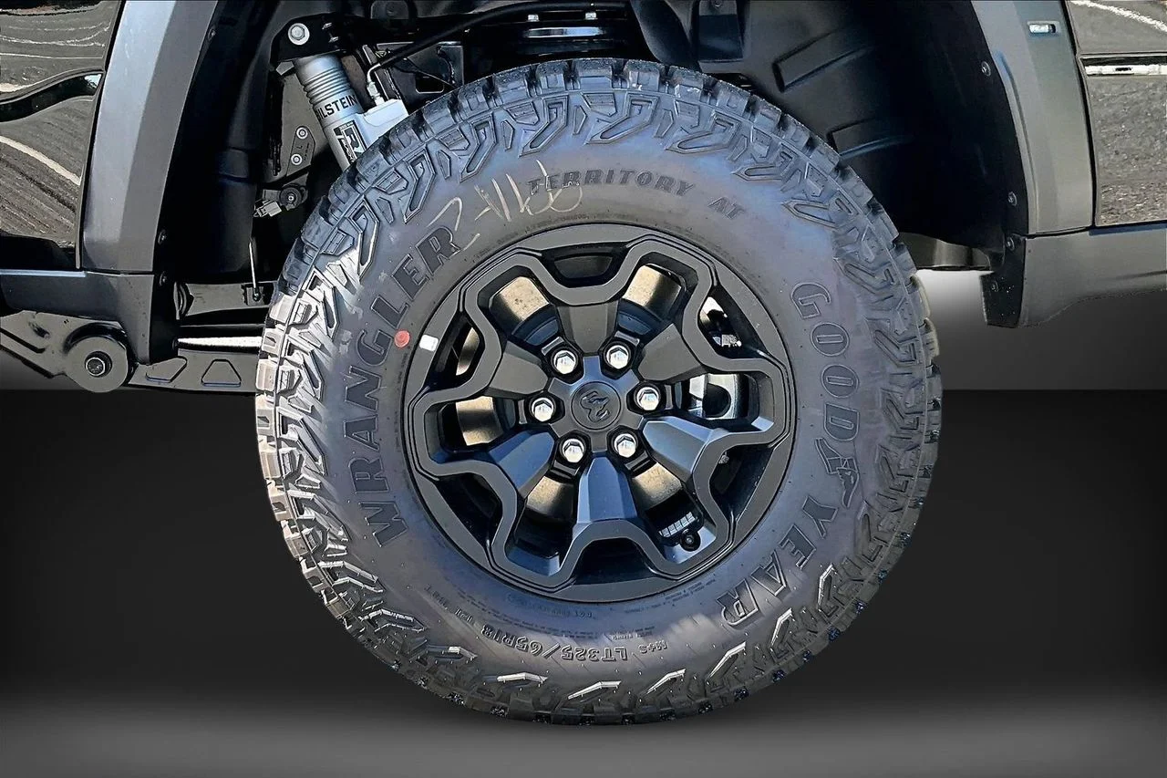 New 2026 Diamond Black Crystal Pearl-Coat Exterior Paint RAM RHO image 32