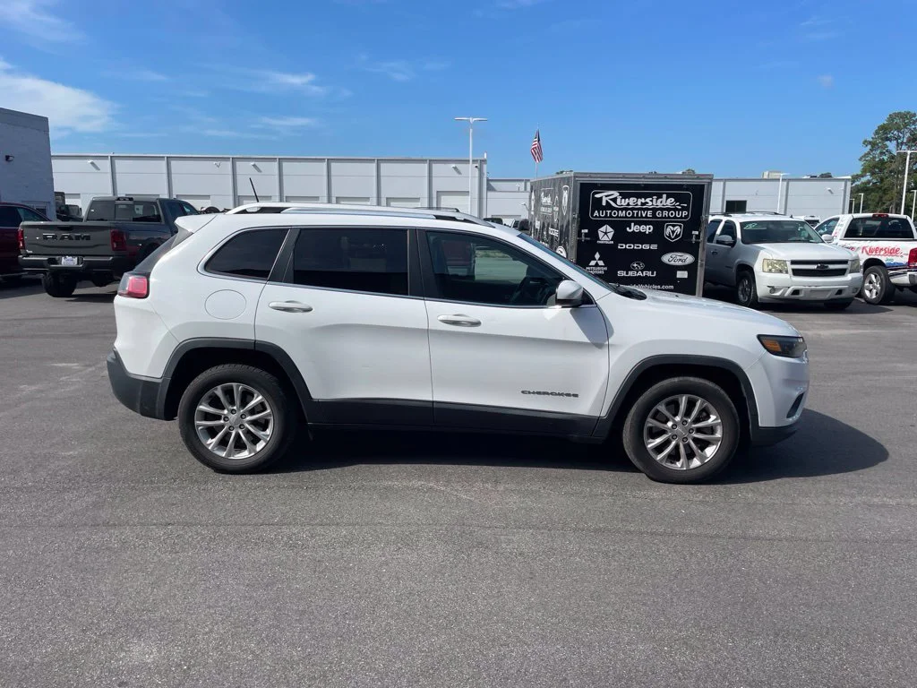 Used 2019 White Jeep Latitude image 3