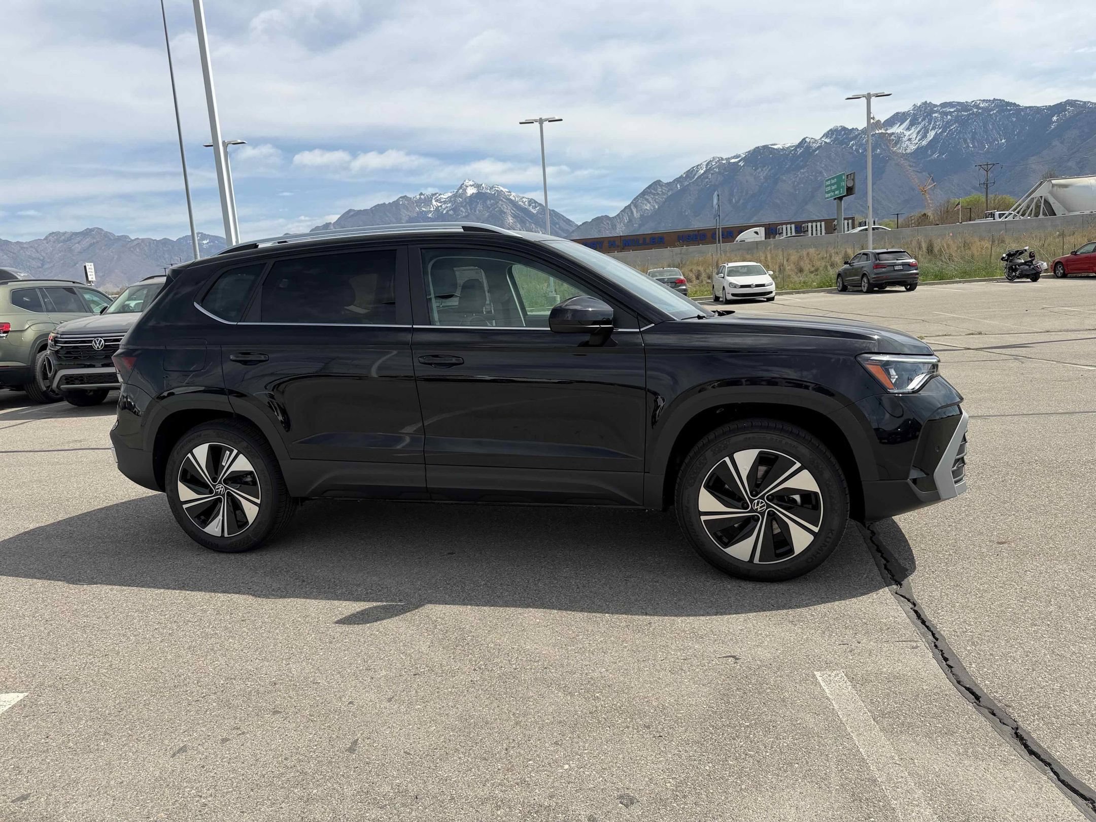 New 2026 Deep Black Volkswagen SE image 9