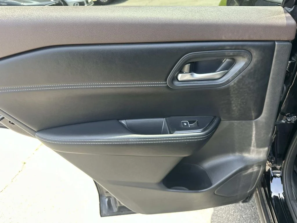 Used 2023 Super Black Nissan SL image 18