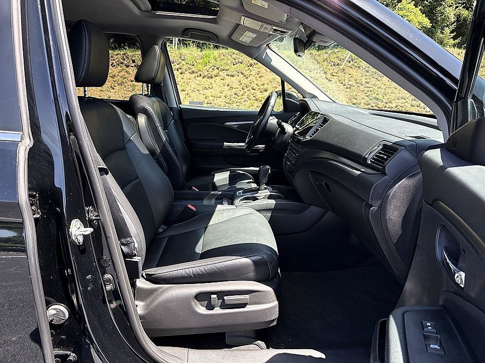 Used 2019 Crystal Black Pearl Honda EX-L image 21