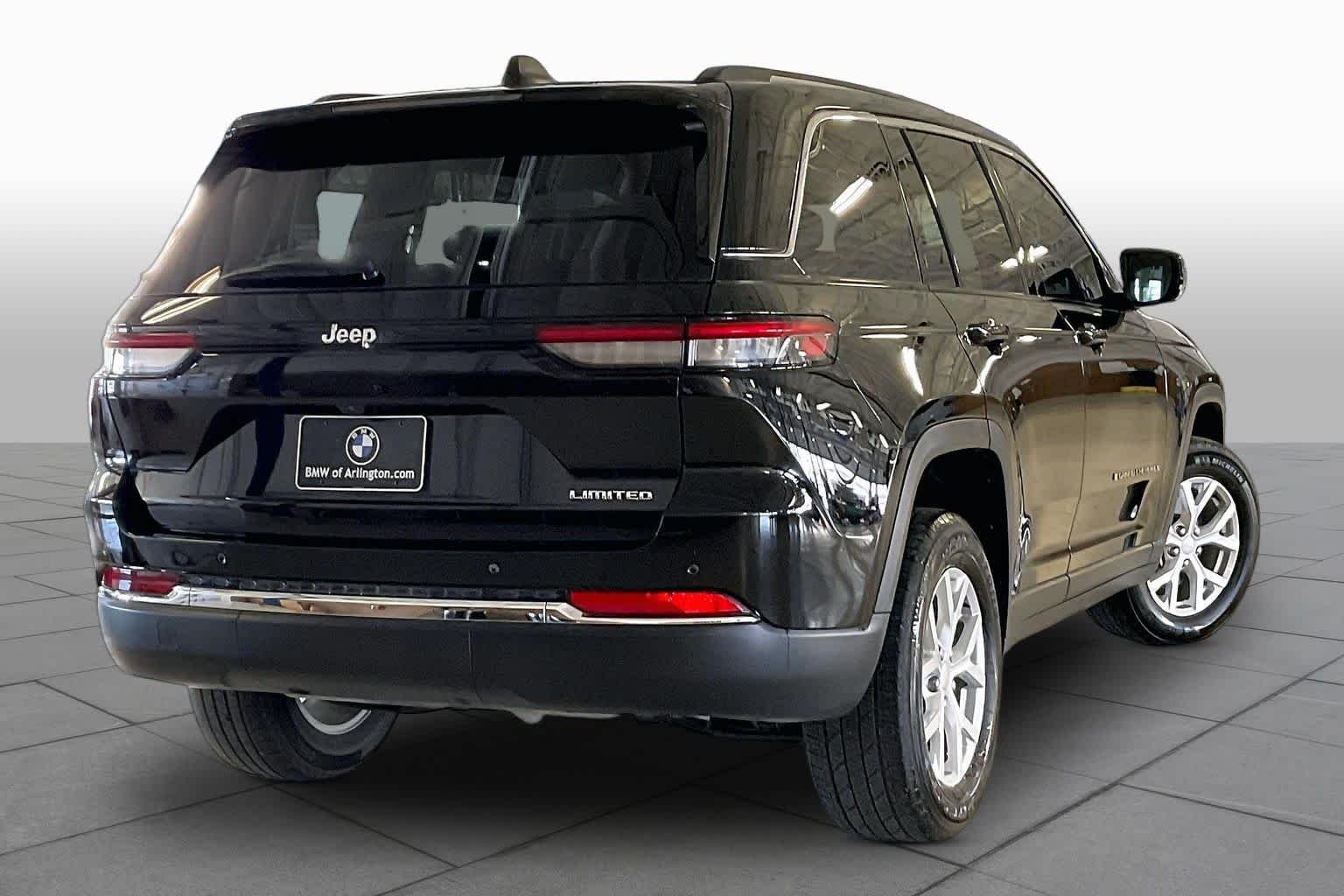 Used 2023 Diamond Black Crystal Pearlcoat Jeep Limited image 12