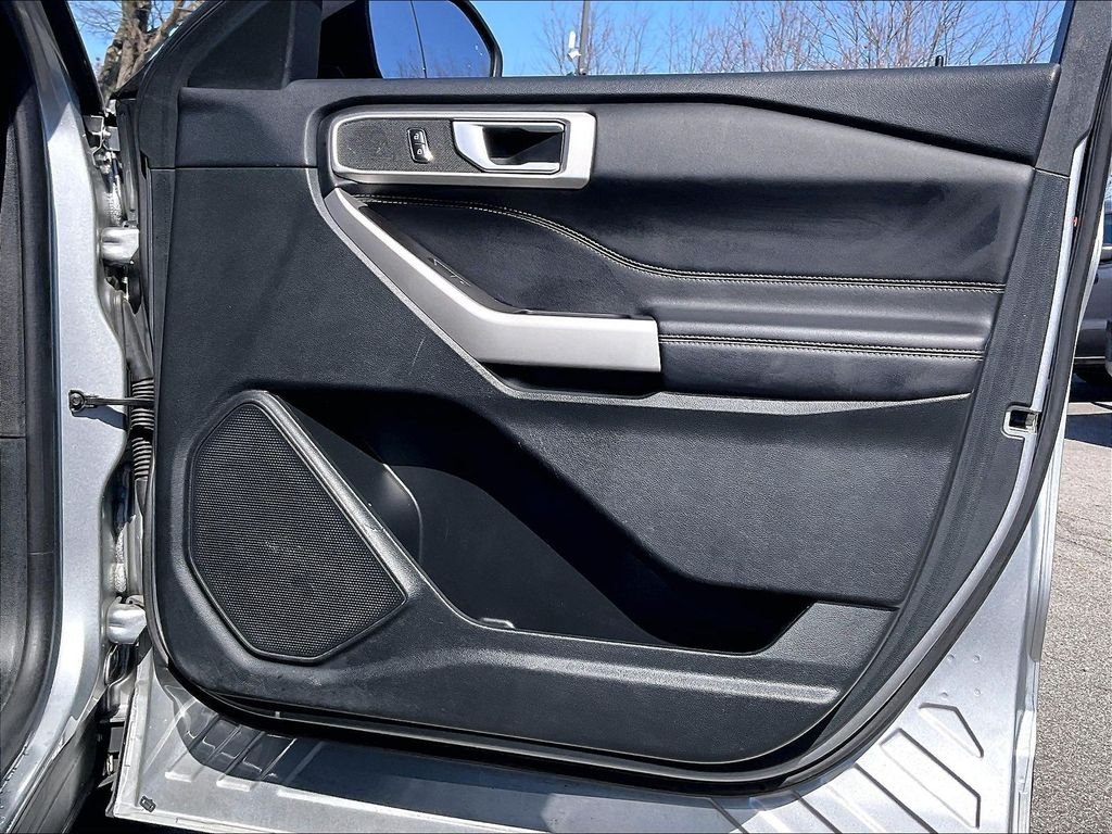 Used 2023 Iconic Silver Metallic Ford XLT image 11