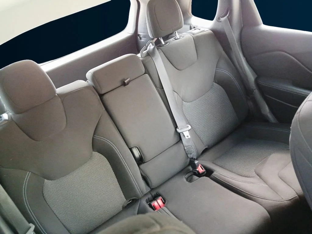 Used 2021 White Jeep Latitude image 18