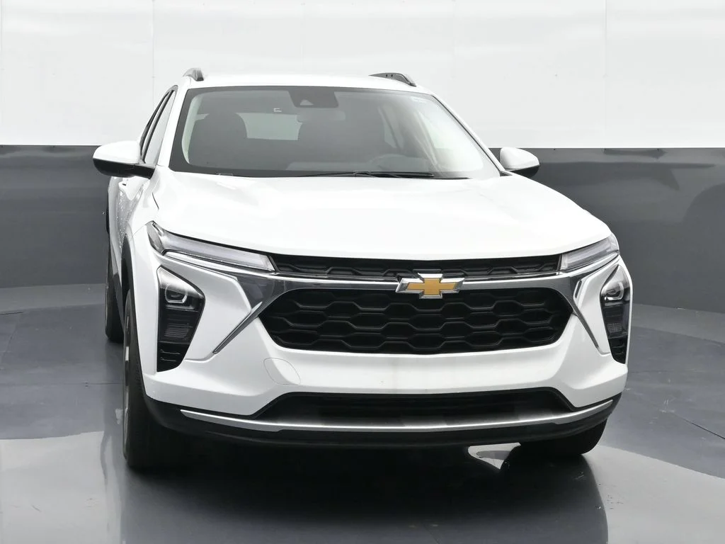 Used 2025 White Chevrolet LT image 6