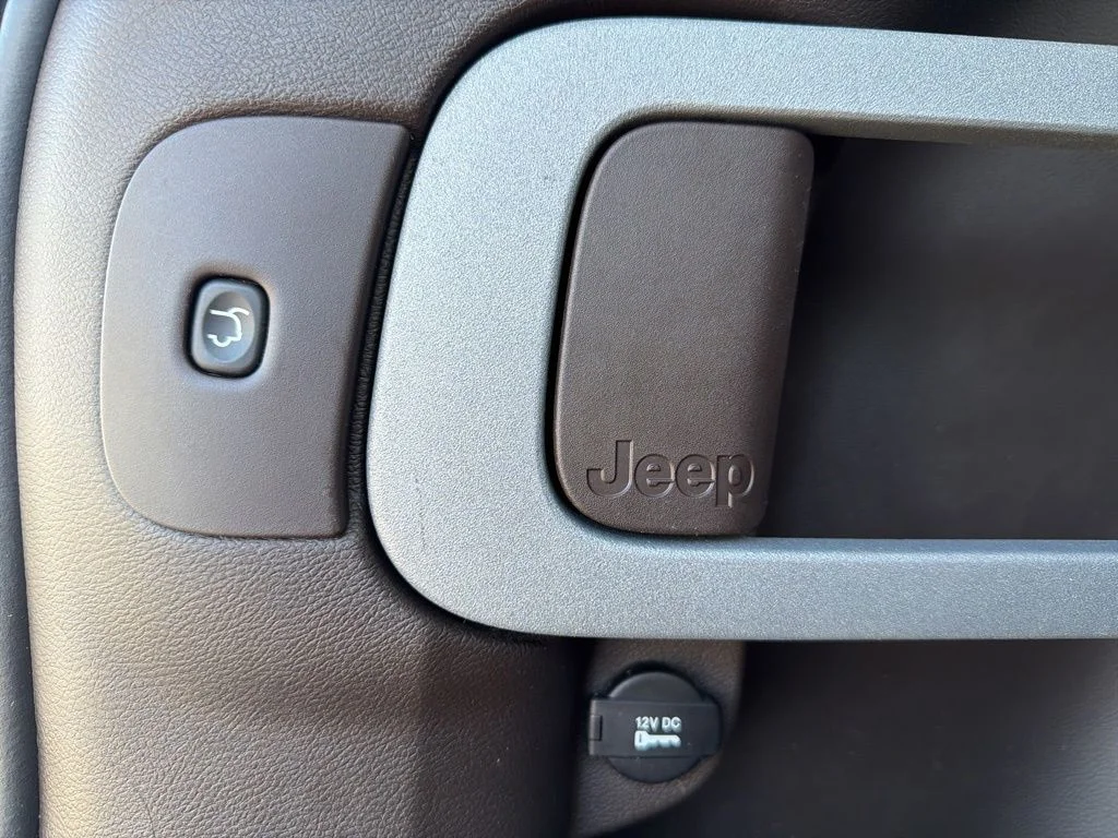 Used 2018 White Jeep Overland image 9