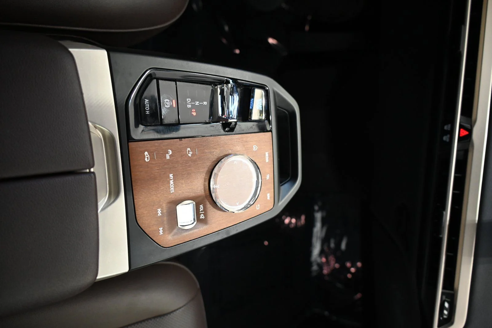 Used 2023 Alpine White BMW xDrive50 image 9