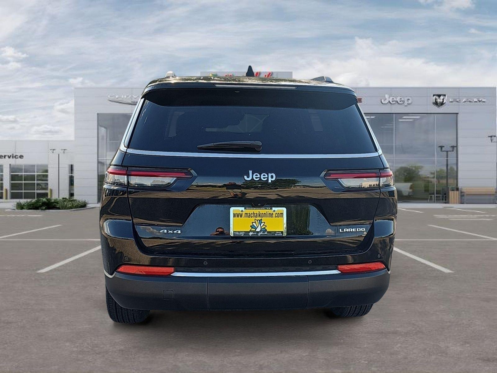Used 2023 Diamond Black Crystal Pearlcoat Jeep Laredo image 4
