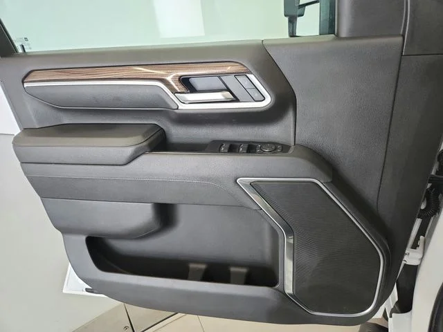 Used 2025 White Chevrolet LT image 29