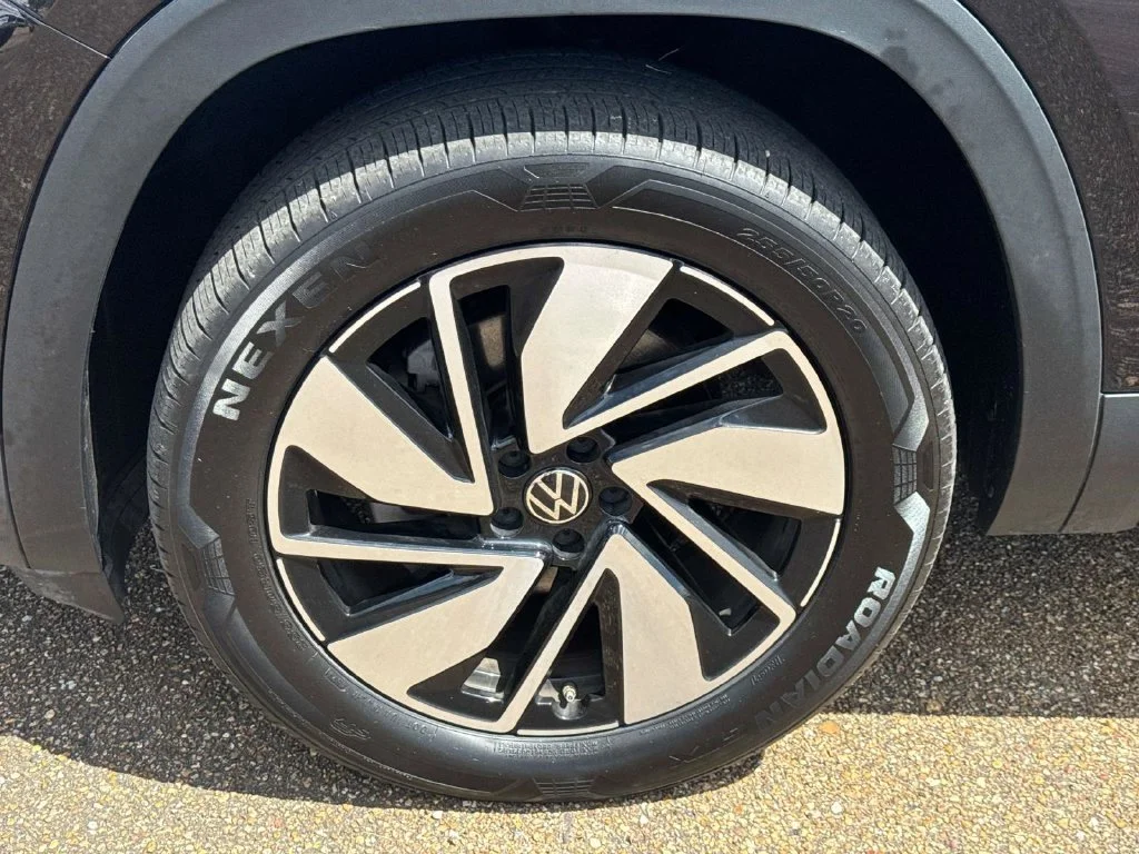 Used 2025 Black Volkswagen 2.0T SE w/Technology image 4