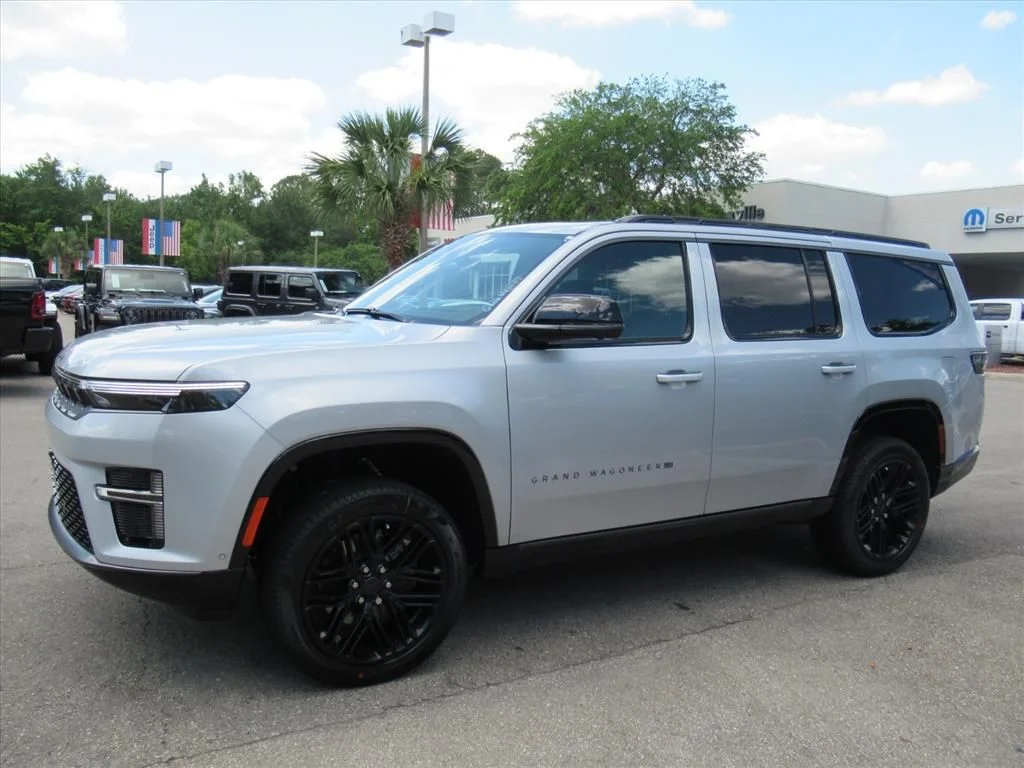 New 2026 Silver-Zynith Exterior Paint Jeep Limited Reserve image 4