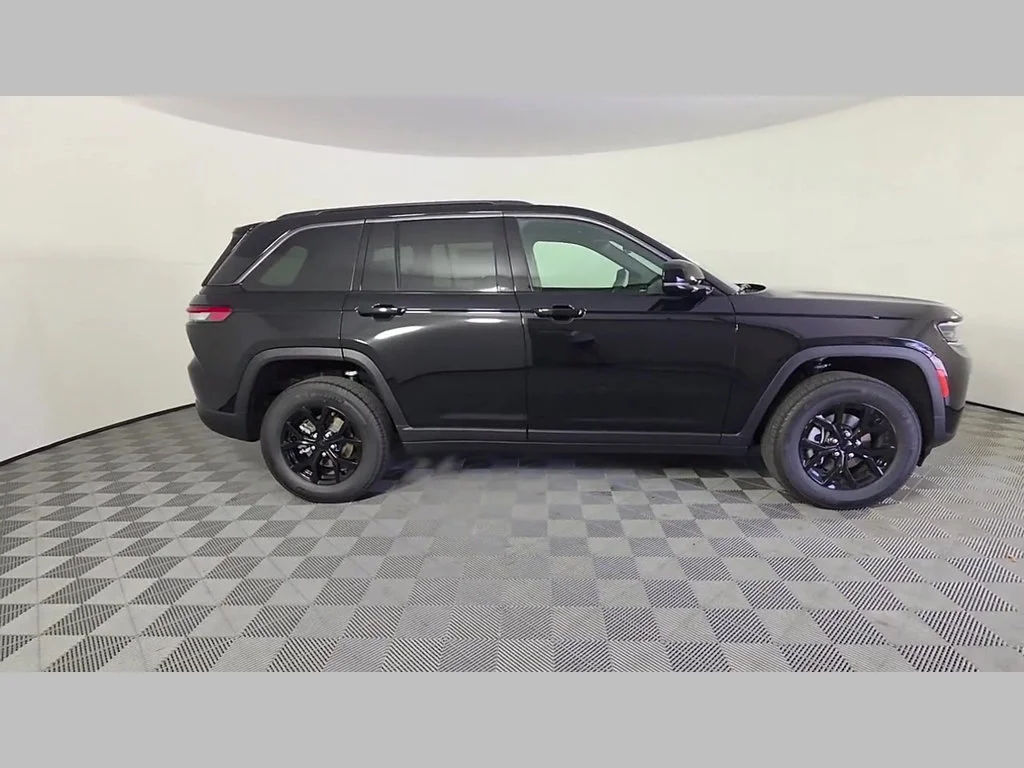 New 2026 Diamond Black Crystal Pearl-Coat Exterior Paint Jeep Laredo Altitude image 23