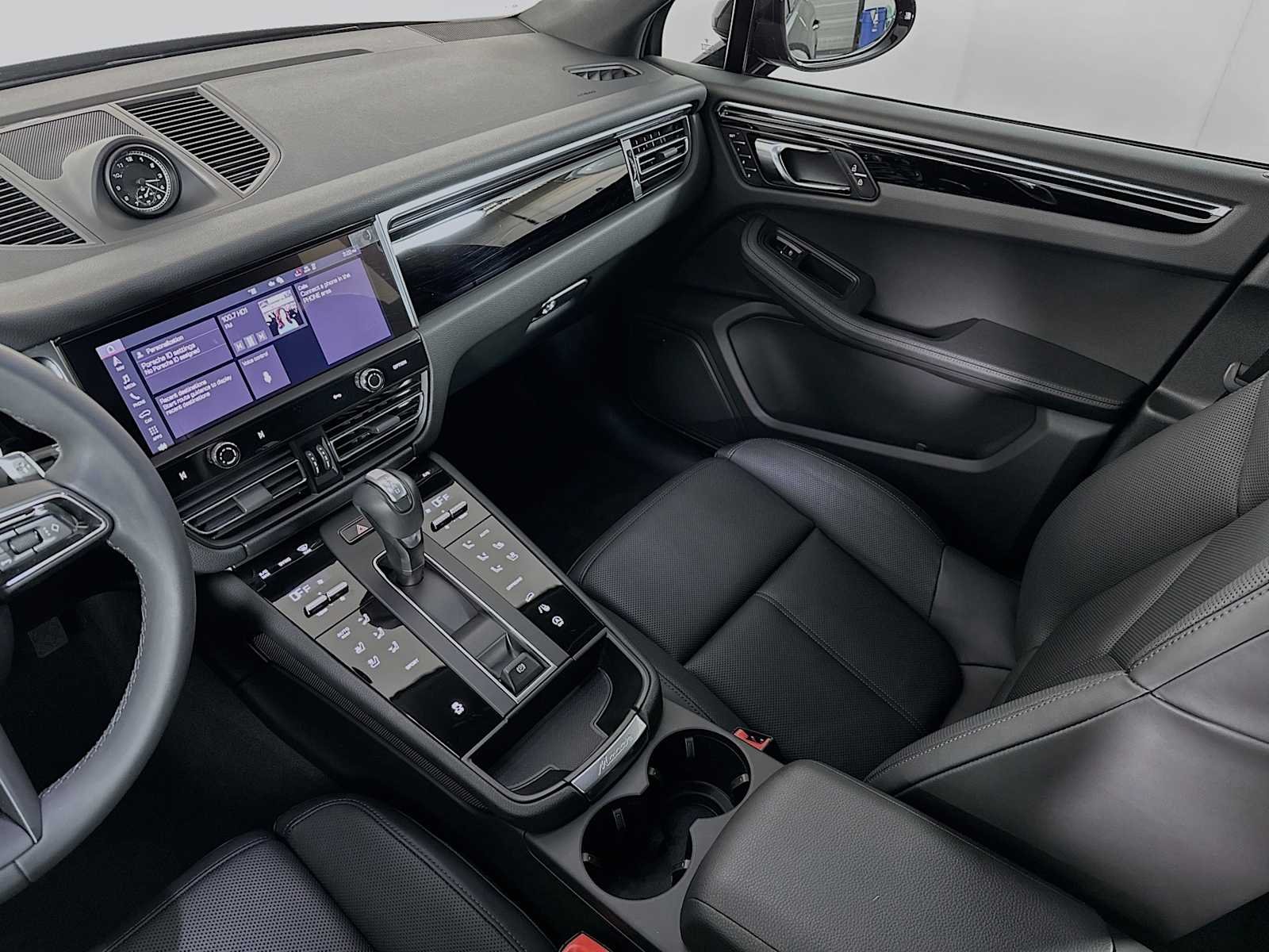 2025 Porsche Macan T - Photo 26